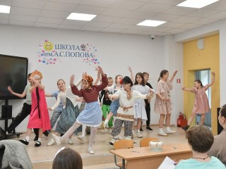 Школьники из летнего лагеря Власихи устроили театральное соревнование