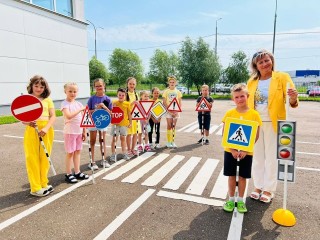 Школьники освоили правила дорожного движения в игровой форме