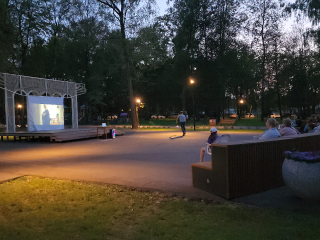 Романтическую комедию с Милошем Биковичем и Региной Тодоренко покажут в парке Талалихина