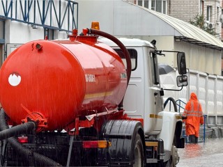 Коммунальщики спасают улицы Химок от последствий дождя