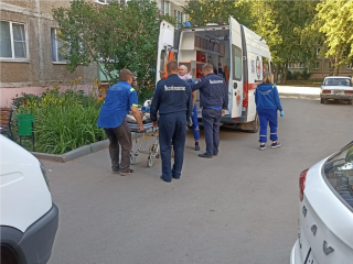 Спасатели помогли медикам госпитализировать жителя Серебряных Прудов
