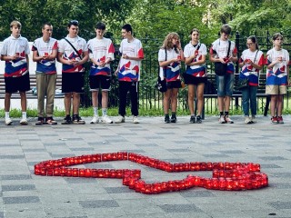 Дети выложили ангела из свечей в память о невинных жертвах украинской агрессии на Донбассе