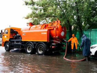 Спецтехника в усиленном режиме устраняет подтопление на Октябрьском проспекте в Люберцах