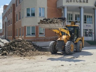 У детской поликлиники в Луховицах уложат асфальт и поставят игровую площадку