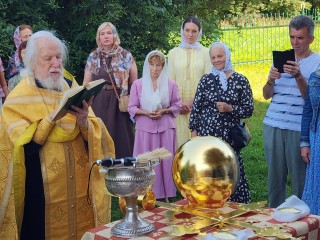 Новый крест для колокольни древнейшего Успенского собора освятили в Звенигороде