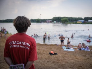 Волонтеры следят за безопасностью на пляже Бельского озера в Бронницах