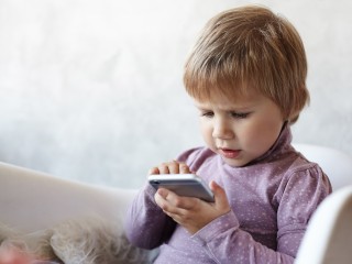 Нутрициолог объяснила, как экраны влияют на пищевое поведение детей