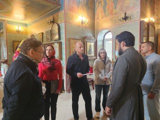 Медаль за помощь СВО вручили волонтеру-предпринимателю в православном храме Красноармейска