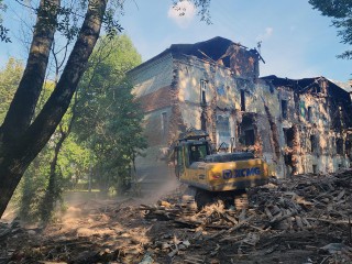 «Большие комнаты, но все в трещинах и нечем дышать»: жительница Пушкино о ветхом доме на улице Некрасова