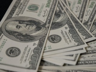 Курс доллара снова вырос после резкого падения на внебиржевом рынке