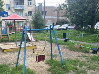 В семи округах Подмосковье за неделю отремонтировали детские площадки и подъезды