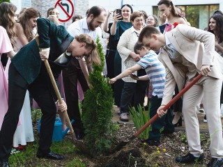 Молодые музыканты посадили дерево во дворе колледжа в Пушкино в честь выпуска