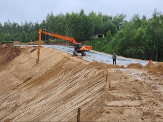 Строители укрепляют на объездной дороге склоны, размытые дождями