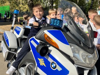 В честь Дня ГИБДД детям в Королеве разрешили посидеть на служебном мотоцикле инспекторов