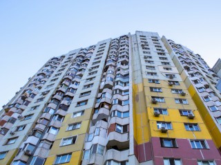 Подростки устроили забег по крыше многоэтажки в Истре