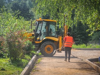 Дороги, тротуары и парковочные места заканчивают обустраивать в поселке Горка
