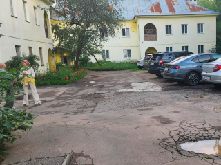 Коммунальщики устранят недочеты обустройства двора на Якорной улице в Долгопрудном