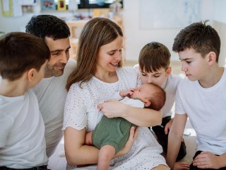 Рождение детей предложили сделать модным трендом