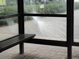 Неизвестные разбили стекла на остановке общественного транспорта в Домодедове
