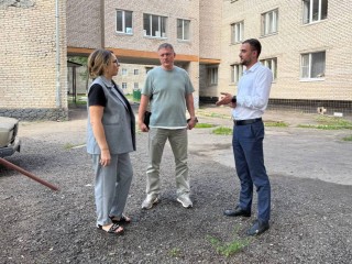 Ядовитое растение ликвидировали во дворе жилого дома в Тараскове