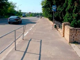 В Кировском установили новую скамейку на остановке по просьбе местной жительницы
