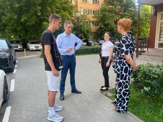 Заместители главы Реутова проверили дворы и подъезды по жалобам горожан