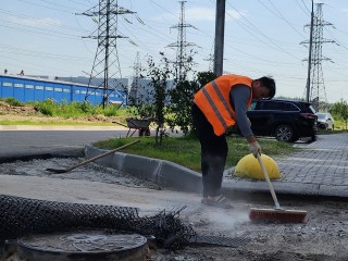 Водителей предупредили о работе эвакуатора вдоль строящейся дороги на улице Германа Титова