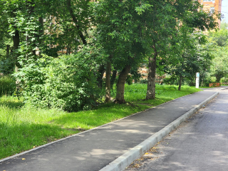 Во дворе дома на улице Грабина в Королеве положили новые дорожки