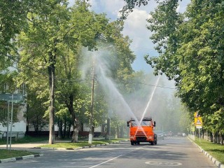 Дороги Фрязина полили прохладной водой в жару