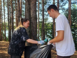 Луховичане убрали от мусора берег седьмого Голубого озера