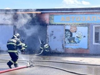 Пожарные потушили горящий автомобиль в автосервисе в Луховицах