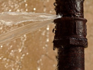 В доме на улице Зои Космодемьянской устранили последствия прорыва водосточной трубы