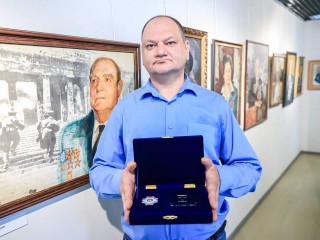 Знак «Почетный житель Мытищ» передали внуку ветерана войны Лидии Мироновой
