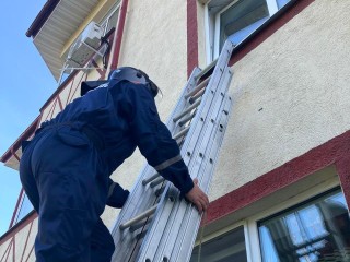 Спасатели помогли беспомощному пенсионеру, запертому в квартире в Дубне