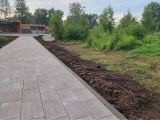 В парке «Меленки» укладывают плитку у главной сцены