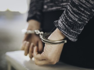 Бросившую дочь в аэропорту жительницу Подмосковья освободили в Турции