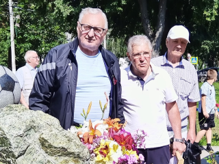 Легендарный советский футболист высадил дерево на Аллее ветеранов в Ожерелье