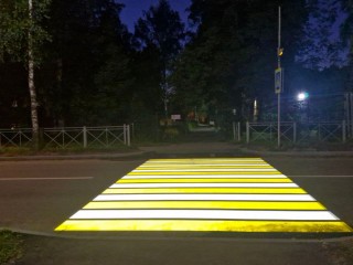 Пешеходный переход у гимназии в Запрудне оснастили подсветкой