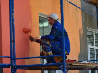 Рабочие сносили фасад многоэтажки и напугали прохожих на северо-востоке Москвы