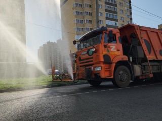 Поливомоечные машины спасают Лосино-Петровский от жары и пыли