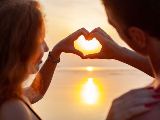 Поцелуи в 2025 году: как один «чмок» меняет химию тела и чем это опасно