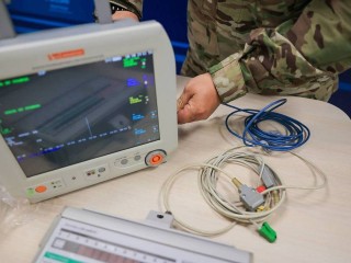 Транспортный ИВЛ для работы в зоне СВО вручили военному медику в Мытищах