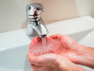 Ледяная вода и холодный душ опасны: что на самом деле помогает в жару