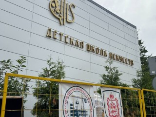 Логотип бронницкой школы искусств появился на фасаде ремонтируемого здания