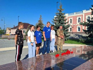 Цветы к Вечному огню возложили на главной площади Бронниц в память детей Донбасса