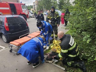 Пожарные спасли пенсионерку из горящей квартиры в Ильинском