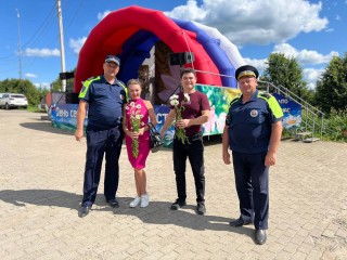 Дорожные полицейские в Рузе подарили семьям ромашки и призвали соблюдать ПДД