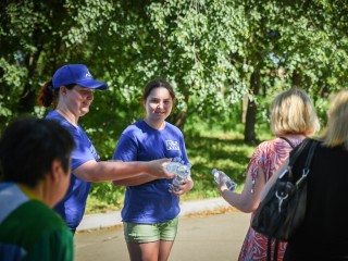 Молодогвардейцы Бронниц в жару раздают воду на улицах города