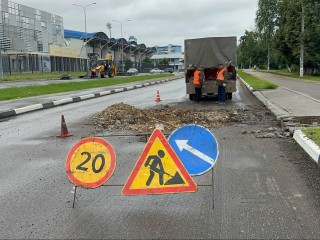На 2-ой Коммунистической улице приступили к ремонту люков