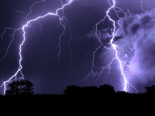 Мощная гроза началась в Подмосковье